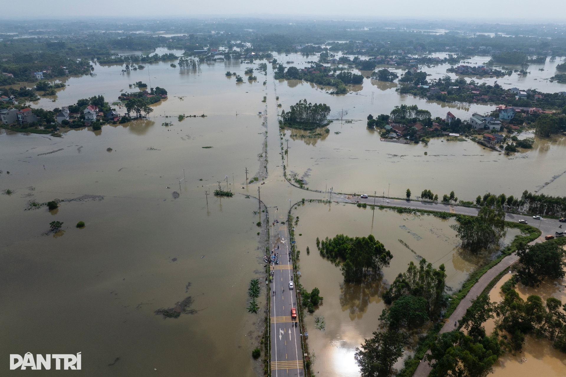 Khung cảnh xót xa với những mái nhà chìm sâu dưới dòng nước lũ - 11