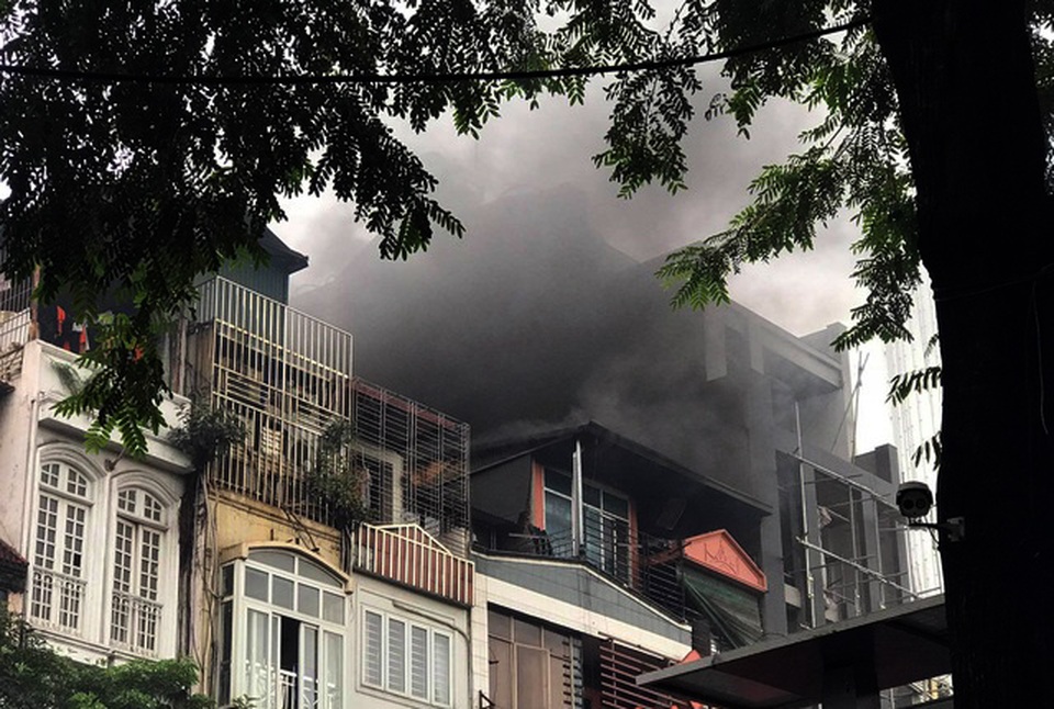 Hà Nội: Cháy nhà hàng Nét Huế, phố Thái Hà tắc nghẹt trong giờ cao điểm - 1