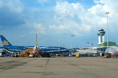 Khách bay Hà Nội-TPHCM không có chỗ tăng cao: Do Jestar hủy chuyến vì...thiếu phi công!