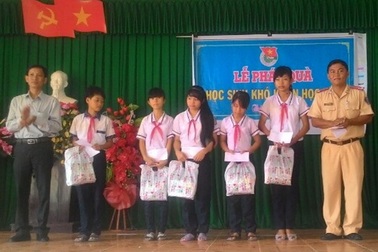 Đoàn viên, thanh niên tặng quà cho học sinh nghèo