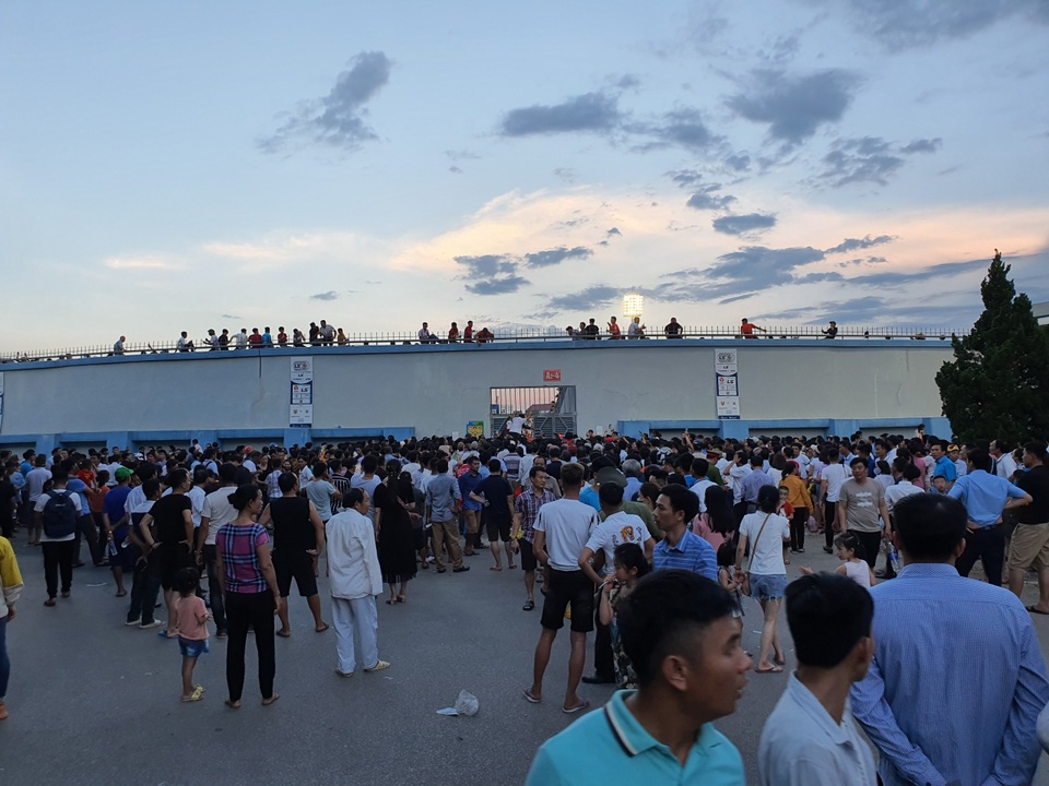 Hàng ngàn CĐV Hà Tĩnh bức xúc cầm vé trên tay không được vào sân - 10