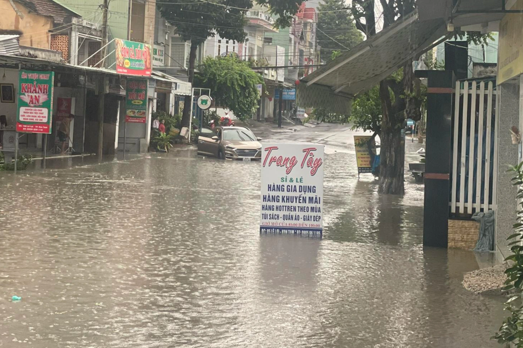 Mưa lớn, nhiều tuyến đường ở TP Kon Tum chìm trong biển nước - 2