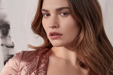 “Lọ Lem” Lily James ước mình đừng suy nghĩ quá nhiều về các... bạn trai