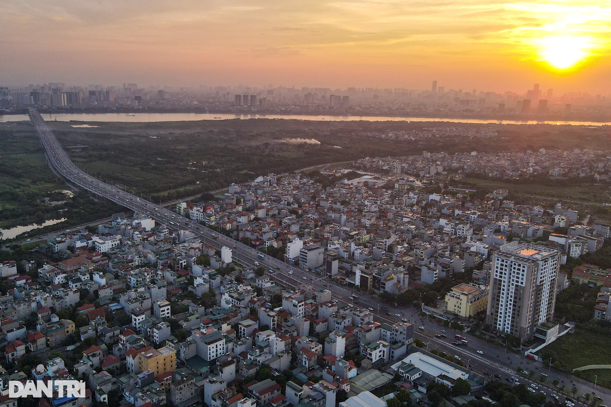 Một tuần sau thông xe giai đoạn 2, cầu Vĩnh Tuy không còn cảnh ùn tắc - 9