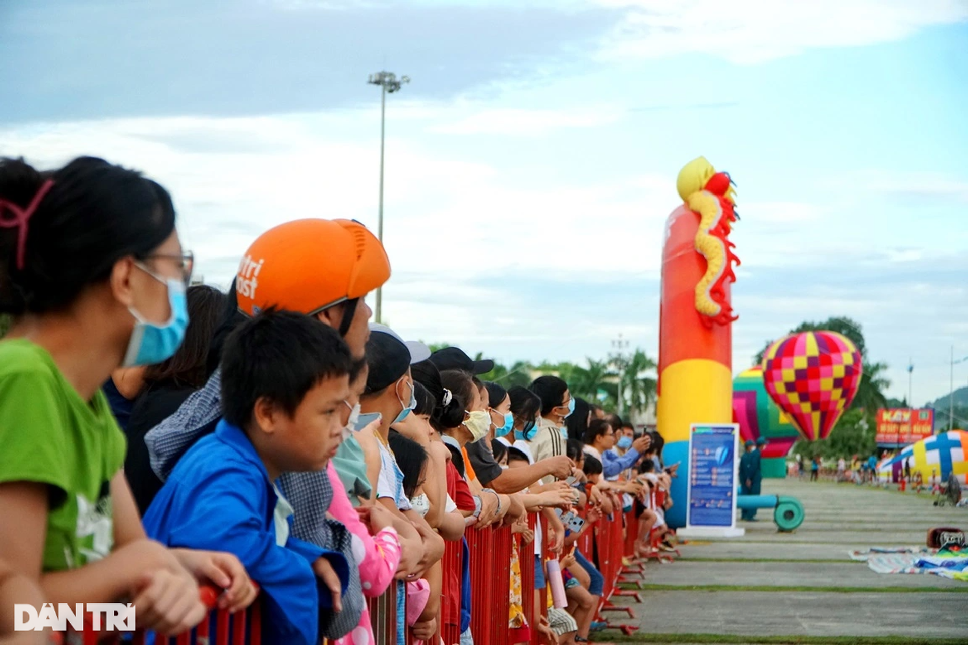 Người dân thích thú khi lần đầu trải nghiệm khinh khí cầu - 10 Người dân thích thú khi lần đầu trải nghiệm khinh khí cầu - 10