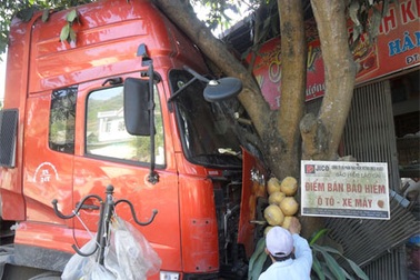 Xe téc mất lái đâm thẳng vào nhà dân