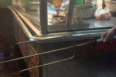 Bà lão kêu cứu khi bị kẻ nghi ngáo đá khống chế