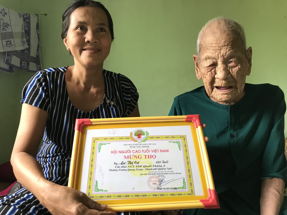Kỳ lạ cụ bà 107 tuổi ăn 50 viên kẹo mỗi ngày - 1 Kỳ lạ cụ bà 107 tuổi ăn 50 viên kẹo mỗi ngày - 1