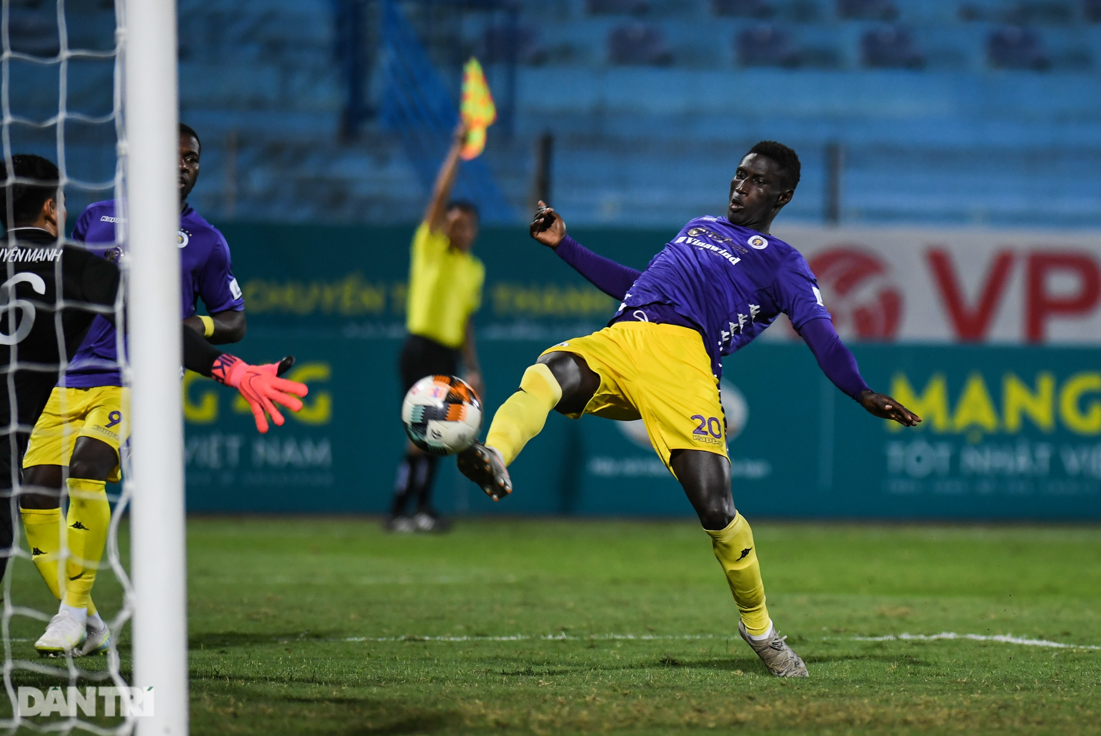 CLB Viettel 0-0 CLB Hà Nội: Kẻ vững ngôi đầu, người tụt thứ hạng - 13 CLB Viettel 0-0 CLB Hà Nội: Kẻ vững ngôi đầu, người tụt thứ hạng - 13
