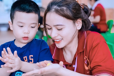 Giáo viên trẻ cầm bằng Giỏi vào nghề và cú sốc "lương không đủ sống"