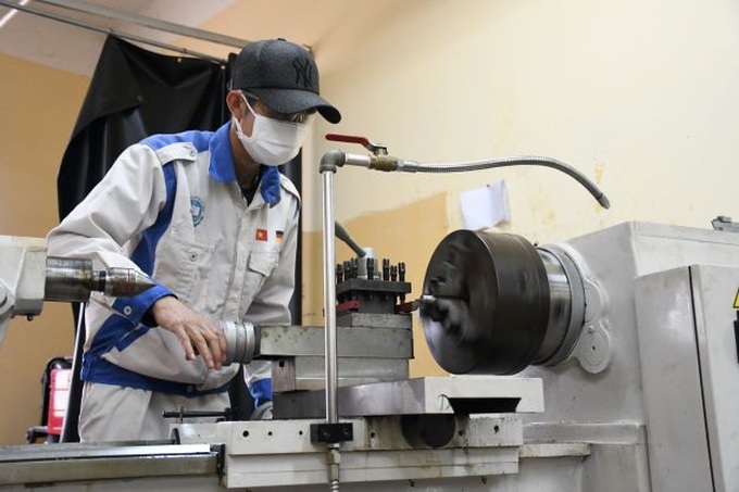 Các học viên trường Cao đẳng kỹ nghệ Dung Quất thực hành dưới sự giám sát của các chuyên gia Đức