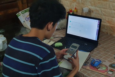 Học sinh Hà Nội làm bài thi thử tốt nghiệp THPT trực tuyến