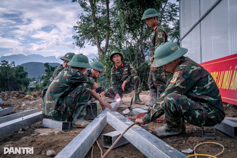 Trao gửi yêu thương đến mảnh đất Mường Than sau lũ - 10 Trao gửi yêu thương đến mảnh đất Mường Than sau lũ - 10