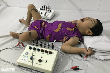 Xót xa tiếng khóc xé lòng của bé gái 4 tuổi bị bệnh tim và bại não hành hạ