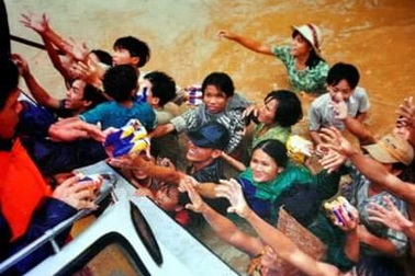 Nhìn lại hình ảnh trận lũ kinh hoàng năm 1999 cướp sinh mạng 352 người