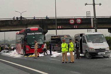 Hà Nội: Hàng chục bao bột đá rơi trên cao tốc, 2 xe khách "lĩnh chưởng"