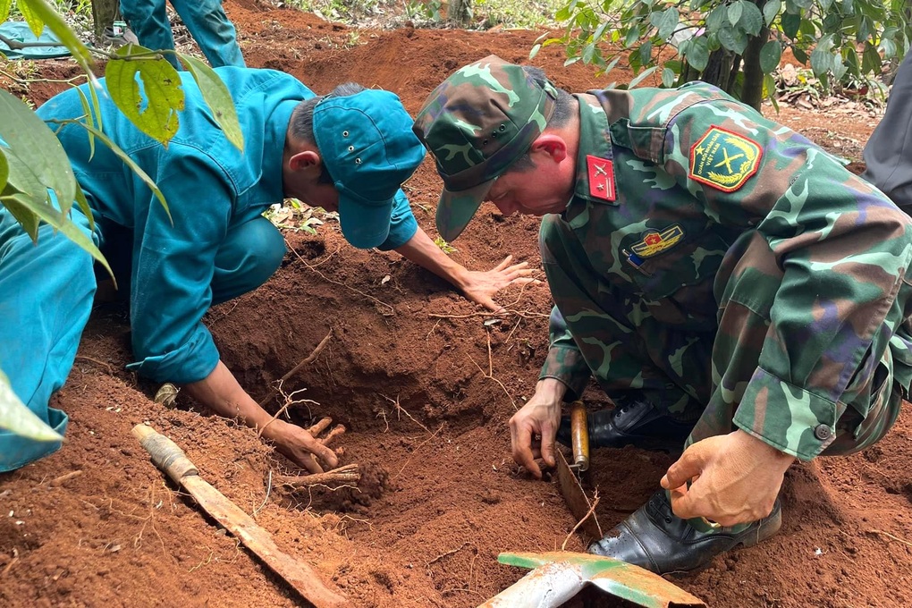 Tiếng khóc qua điện thoại tiếp động lực tìm kiếm hài cốt liệt sĩ - 1