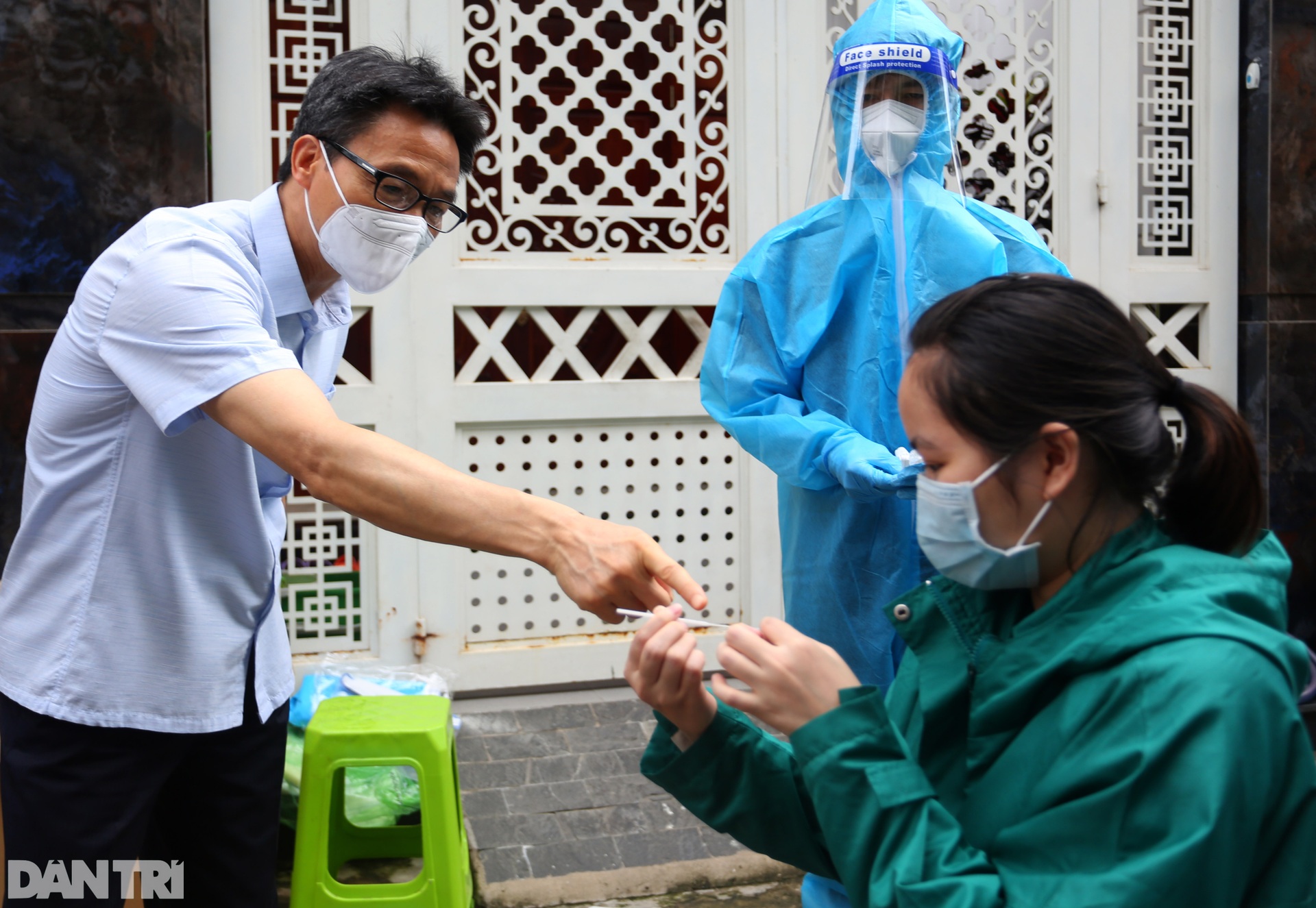 Phó Thủ tướng Vũ Đức Đam đi thăm F0, hướng dẫn người dân tự test Covid-19 - 7 Phó Thủ tướng Vũ Đức Đam đi thăm F0, hướng dẫn người dân tự test Covid-19 - 7