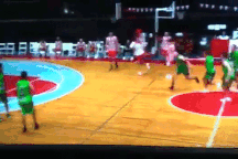 Bị bắt lỗi, vận động viên bóng rổ xông vào đấm trọng tài túi bụi