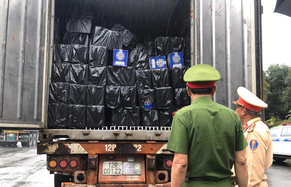 Bắt xe chở hơn 4.500 chai rượu ngoại nhập lậu tại Đà Nẵng - 2