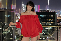 Đi xem bóng đá bỗng nổi tiếng vì xinh đẹp, cô gái Việt quá tải lời kết bạn