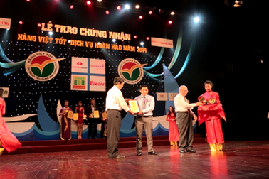 Dạ Hương vinh dự nhận giải thưởng “Hàng Việt Tốt - Dịch Vụ Hoàn Hảo 2014”