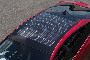 Toyota Prius lắp mái hấp thụ năng lượng mặt trời của Panasonic