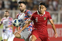 HLV Shin Tae Yong tát học trò, đáp trả phát ngôn của trung vệ Việt Anh