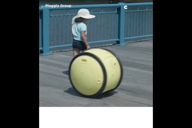 Độc đáo “Người hầu máy” mang vác đồ đạc cho chủ nhân khi tản bộ.