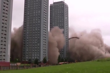 Khoảnh khắc những tòa nhà cao tầng bị đánh sập trong chớp mắt