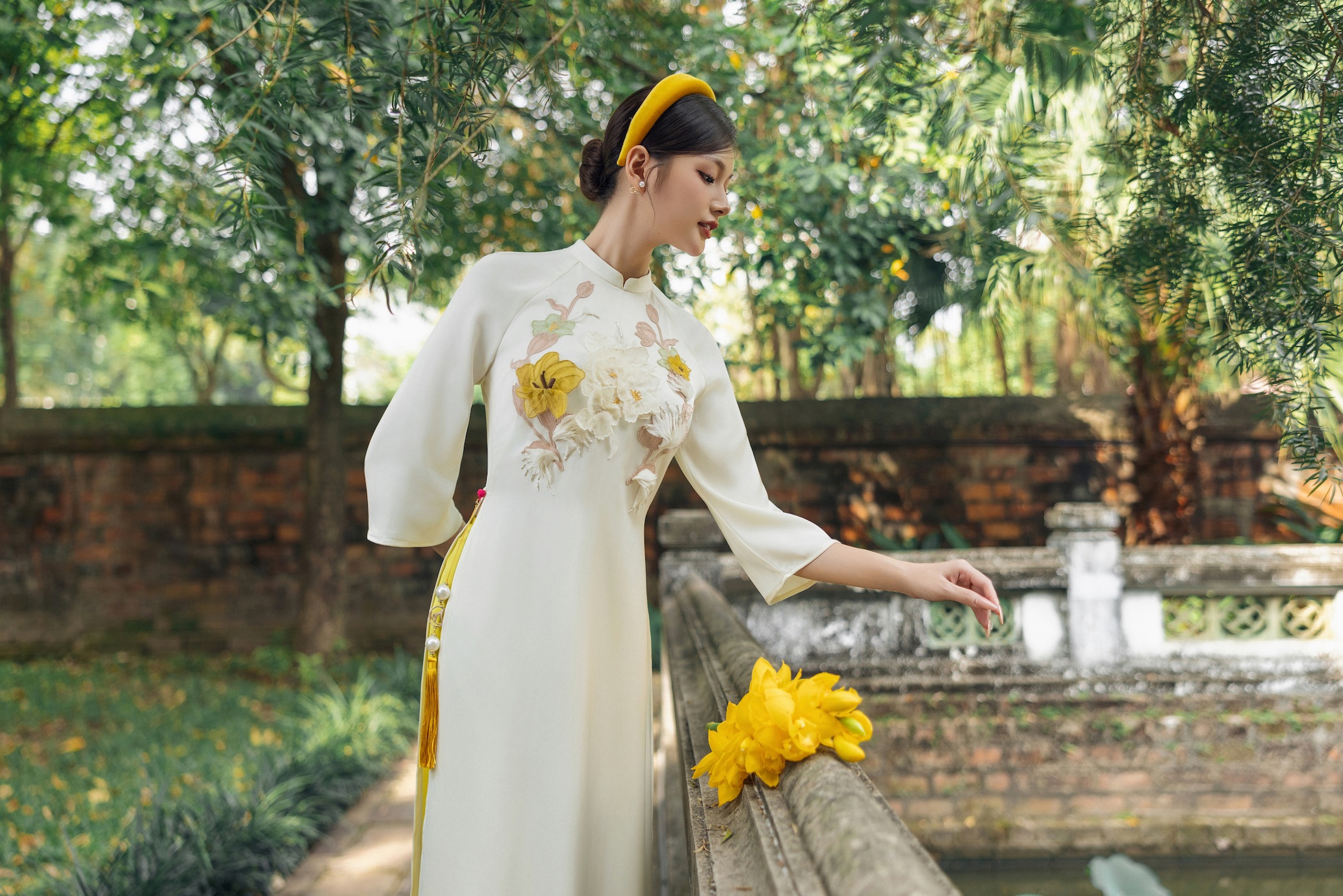 Những mẫu áo dài Tết vừa tinh tế, vừa tôn dáng cho phái đẹp - 7 Những mẫu áo dài Tết vừa tinh tế, vừa tôn dáng cho phái đẹp - 7