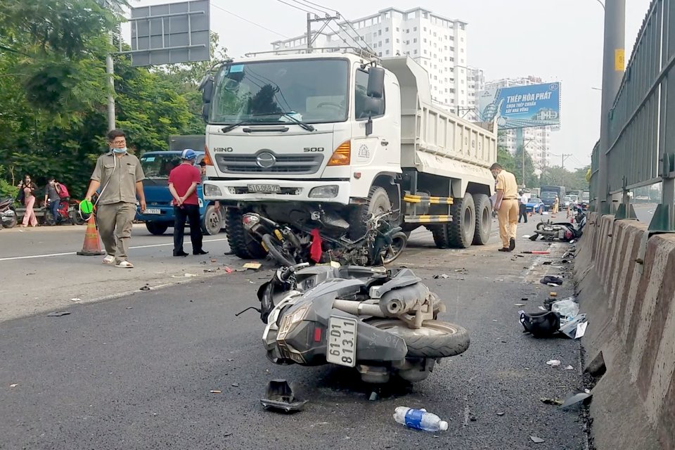 Xe ben lao vào nhóm công nhân trải nhựa đường, 1 người chết, 3 bị thương - 1 Xe ben lao vào nhóm công nhân trải nhựa đường, 1 người chết, 3 bị thương - 1
