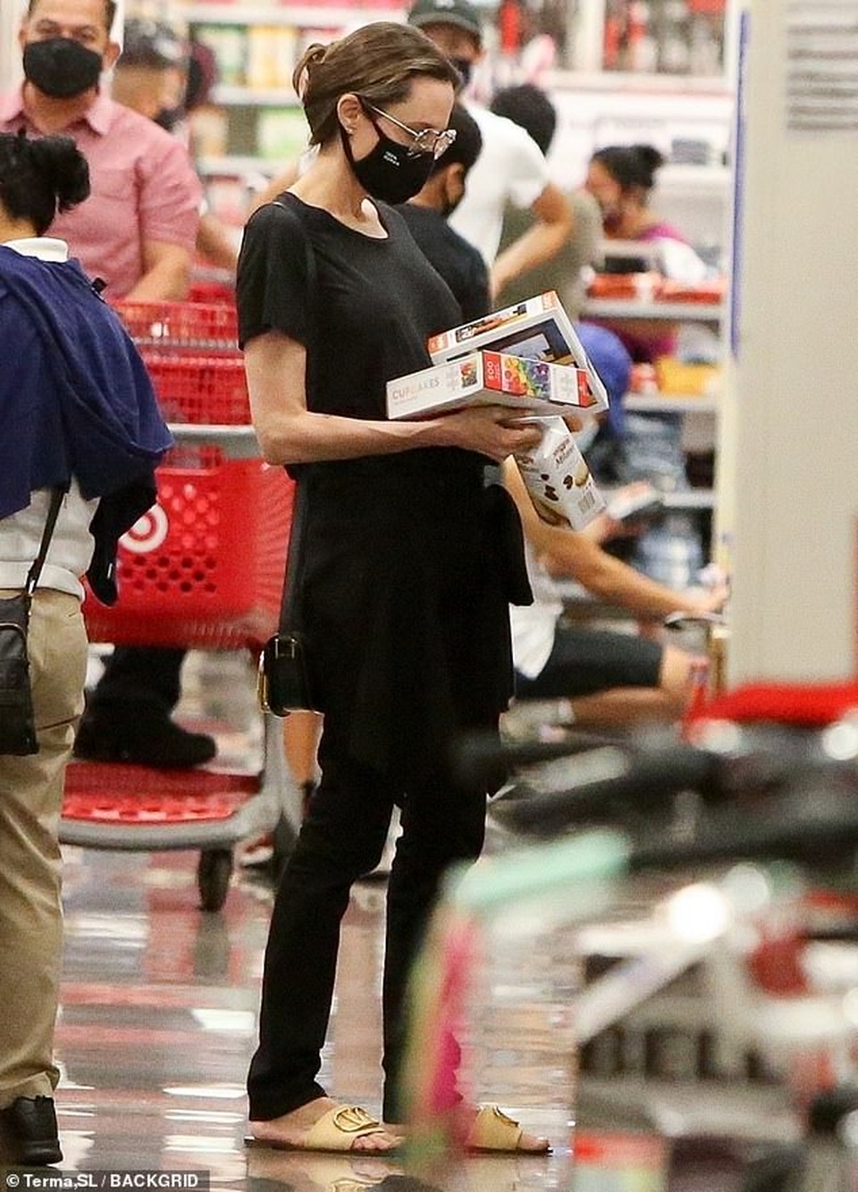 Cuối tuần, Angelina Jolie giản dị đưa con đi siêu thị - 4 Cuối tuần, Angelina Jolie giản dị đưa con đi siêu thị - 4