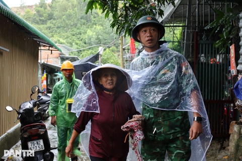 Sơ tán khẩn cấp hàng trăm hộ dân xóm Núi, nơi từng sạt lở làm 11 người chết