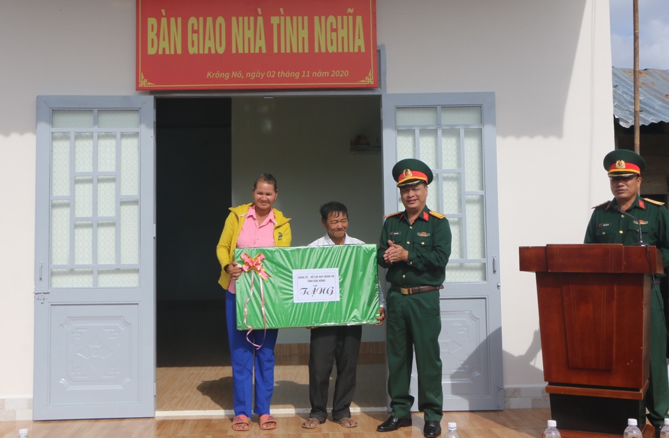Căn nhà mới nghĩa tình của bạn đọc Dân trí trao tặng vợ chồng nghèo - 4 Căn nhà mới nghĩa tình của bạn đọc Dân trí trao tặng vợ chồng nghèo - 4