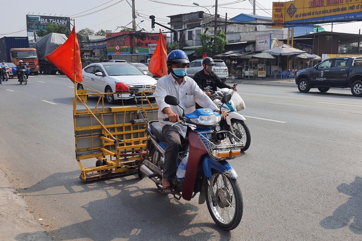 Người đàn ông 16 năm nhặt đinh ở cửa ngõ phía Tây TPHCM - 1