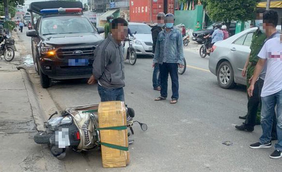 Tạm giữ người đàn ông chở rắn hổ mang chúa nặng 20kg đi bán - 1 Tạm giữ người đàn ông chở rắn hổ mang chúa nặng 20kg đi bán - 1