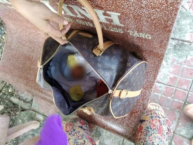 Bé gái sơ sinh bị mẹ bỏ rơi được nữ chủ tịch phường nuôi dưỡng, sau 2 tháng thì có người tự nhận là bố xin đón về - Ảnh 1. Bé gái sơ sinh bị mẹ bỏ rơi được nữ chủ tịch phường nuôi dưỡng, sau 2 tháng thì có người tự nhận là bố xin đón về - Ảnh 1.