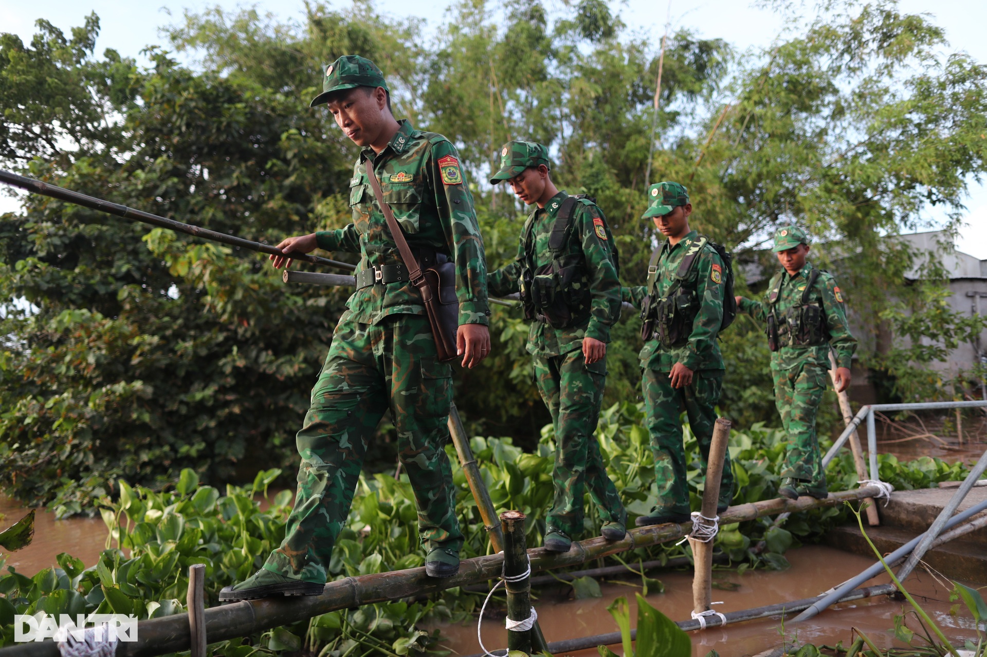 View - Bộ đội biên phòng căng mình chống buôn lậu trong mùa nước nổi ở miền Tây | Báo Dân trí