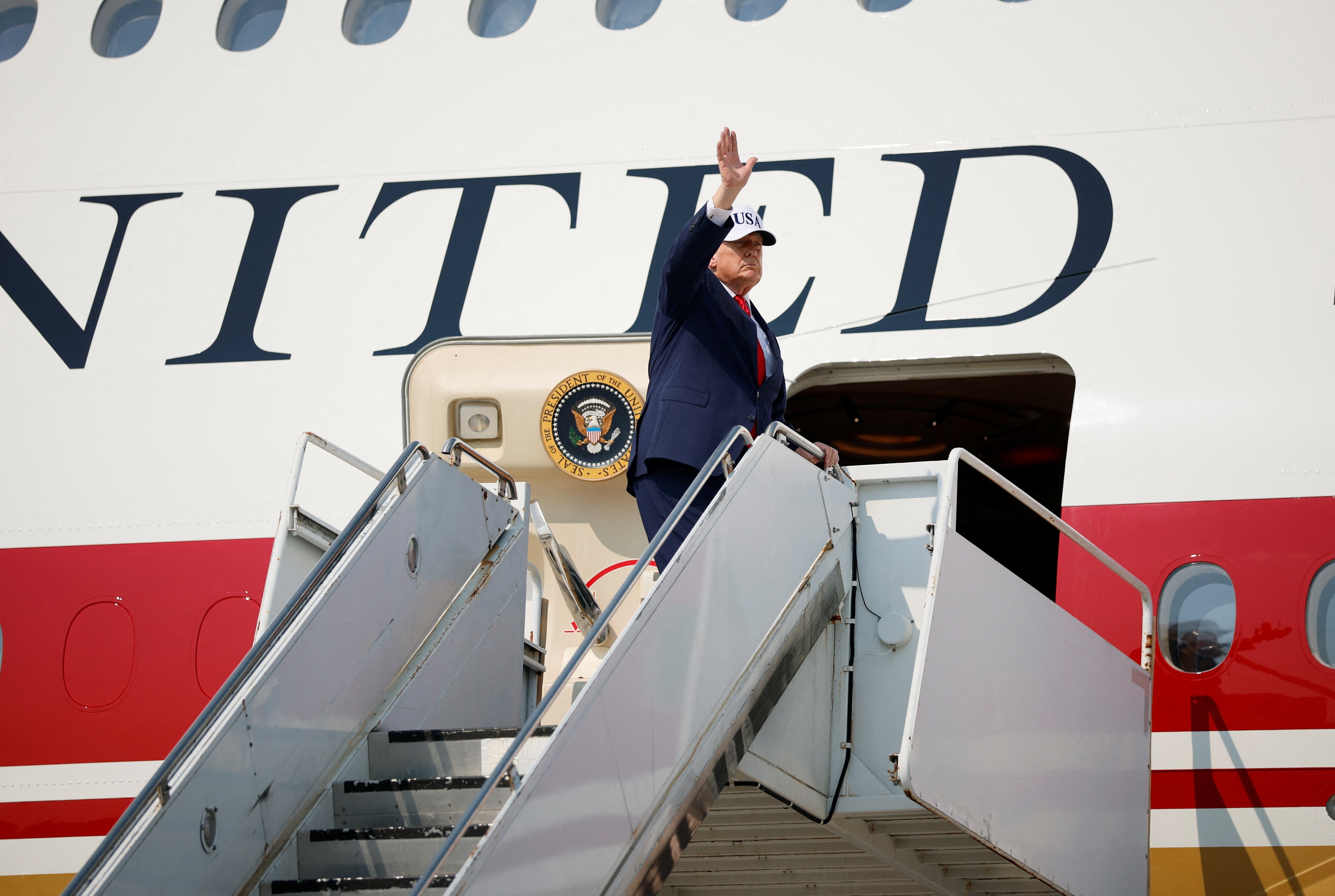 トランプ大統領が「史上最高の」大統領専用機で初めて飛行機に搭乗した。