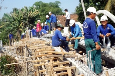 “Biệt đội” vá đường từ thiện có một không hai