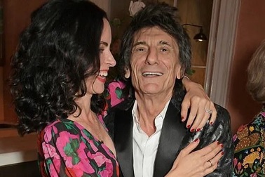 Rocker 72 tuổi đưa vợ kém 31 tuổi dự sự kiện