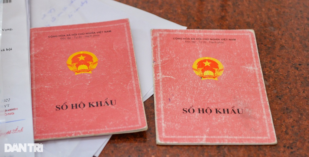 Biết sổ hộ khẩu đã bị khai tử nhưng vẫn mang theo... đề phòng bất trắc - 3 Biết sổ hộ khẩu đã bị khai tử nhưng vẫn mang theo... đề phòng bất trắc - 3