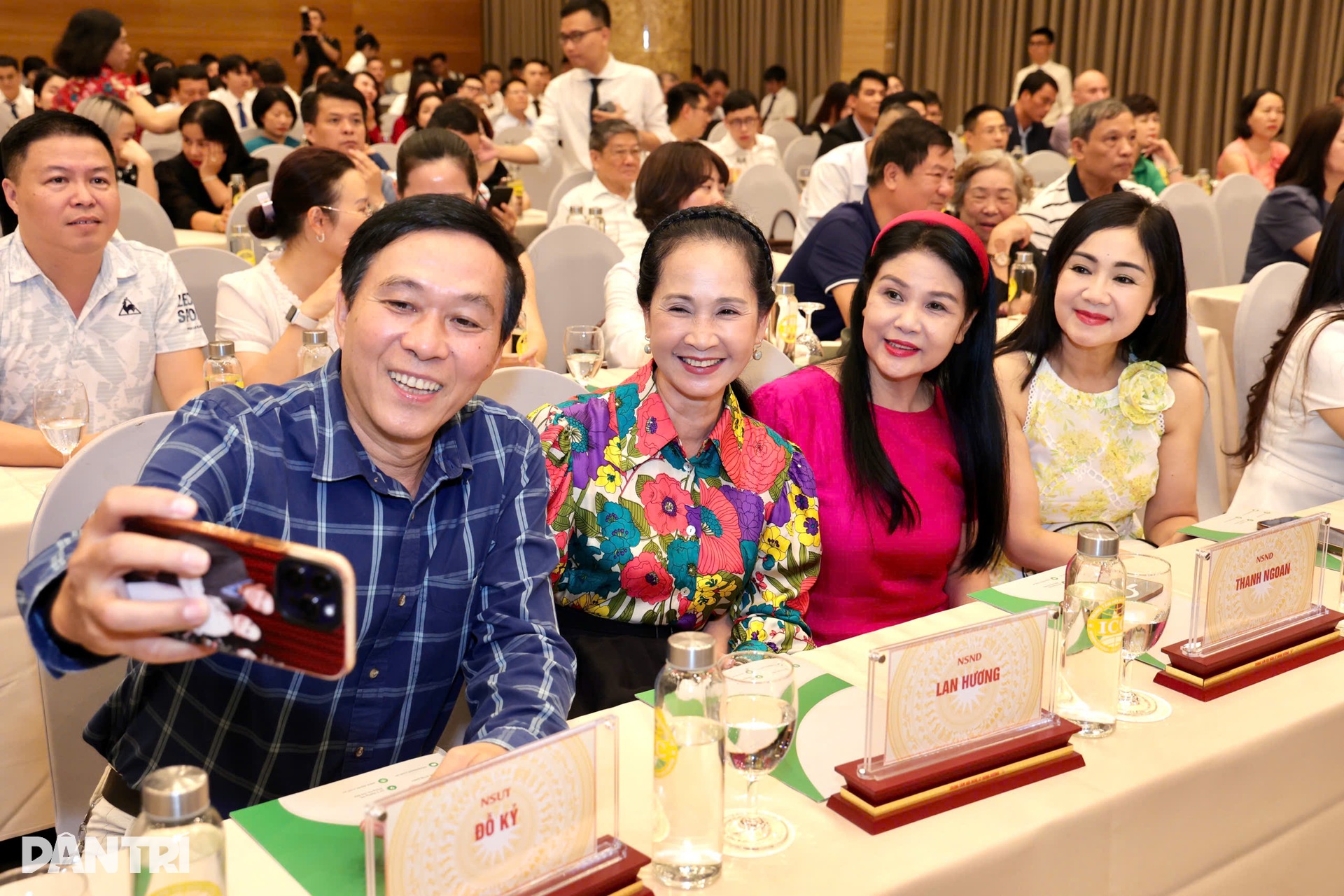 Dàn nghệ sĩ nổi tiếng, gạo cội đến dự Lễ kỷ niệm 20 năm báo Dân trí - 10 Dàn nghệ sĩ nổi tiếng, gạo cội đến dự Lễ kỷ niệm 20 năm báo Dân trí - 10