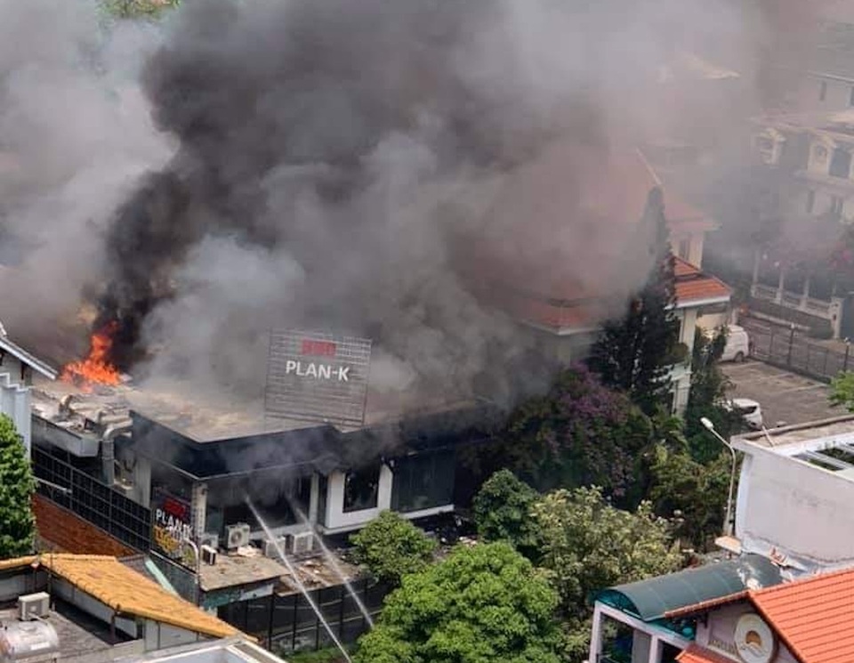 Quán nướng bốc cháy ngùn ngụt sau tiếng nổ lớn, thực khách hoảng loạn chạy - 1 Quán nướng bốc cháy ngùn ngụt sau tiếng nổ lớn, thực khách hoảng loạn chạy - 1