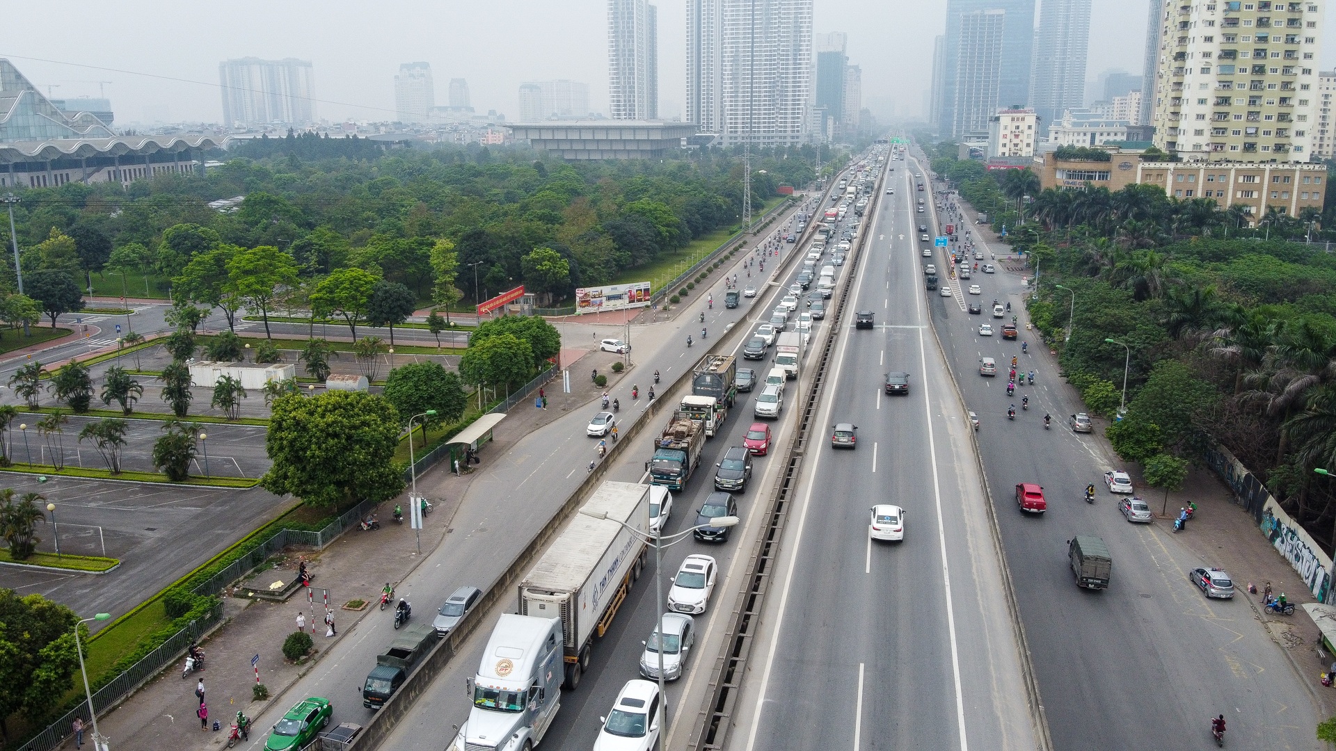 Hà Nội: Hình ảnh ô tô không lối thoát tại đường vành đai 3 trên cao - 2 Hà Nội: Hình ảnh ô tô không lối thoát tại đường vành đai 3 trên cao - 2