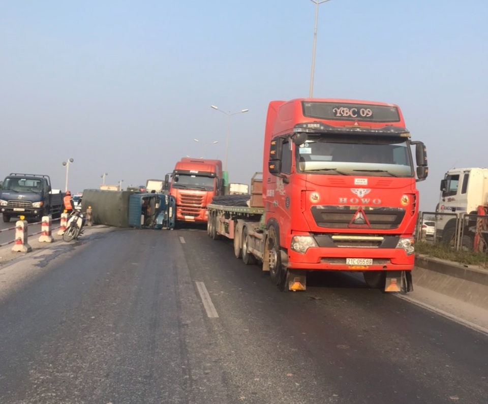 Hà Nội: 5 ô tô tông liên hoàn trên cầu Thanh Trì, đường tắc hơn 10km - 4 Hà Nội: 5 ô tô tông liên hoàn trên cầu Thanh Trì, đường tắc hơn 10km - 4