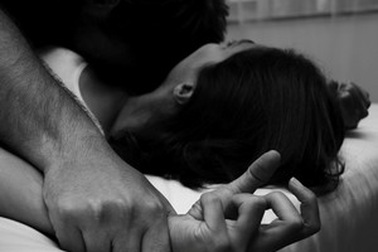 Nhóm thanh niên cưỡng hiếp cô gái và phát trực tiếp lên Facebook