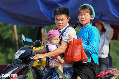 Về Bình Liêu xem cảnh chồng địu con ngắm vợ mặc váy, xỏ giày đá bóng