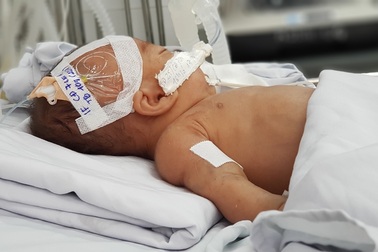 Bé trai bị bỏ rơi trước cổng chùa đang viêm phổi, nhiễm trùng huyết